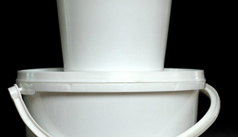 PLASTIC CONTAINER